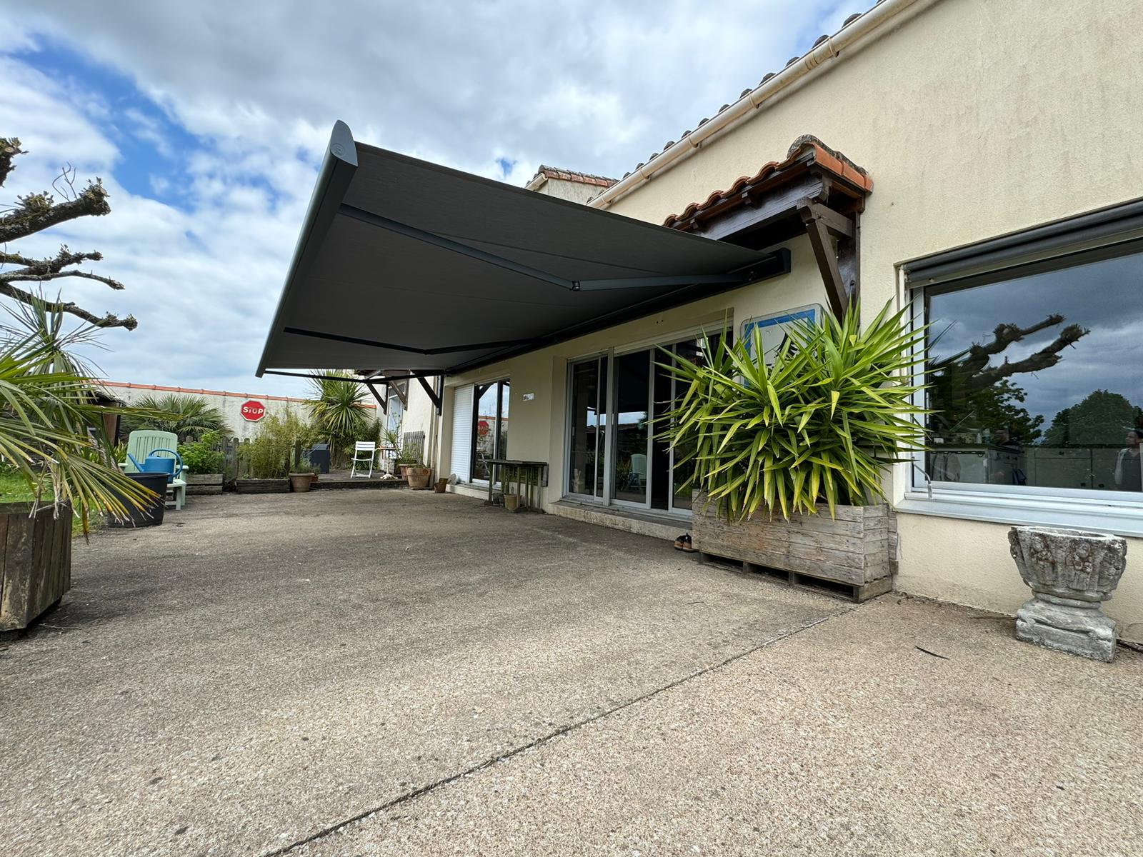 pose de ce store banne B35 élite avec une longueur de 7m50 en gris RAL 7016